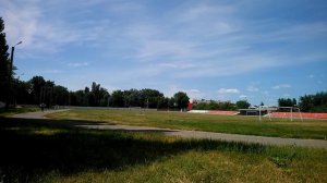 Грузовая шина против Стадиона. Тренировка циркача. Тренировки кроссфит на улице