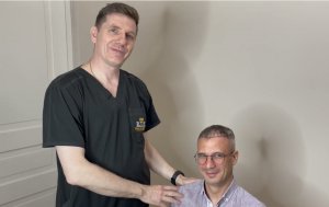 Уплотнение макушки и передней линии роста волос.