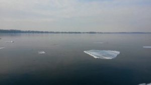 Ледоход (так себе) в районе Речного вокзала. Самара.