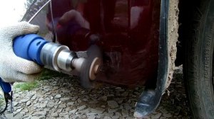 Убираем резиновый молдинг на порогах ВАЗ-2107.