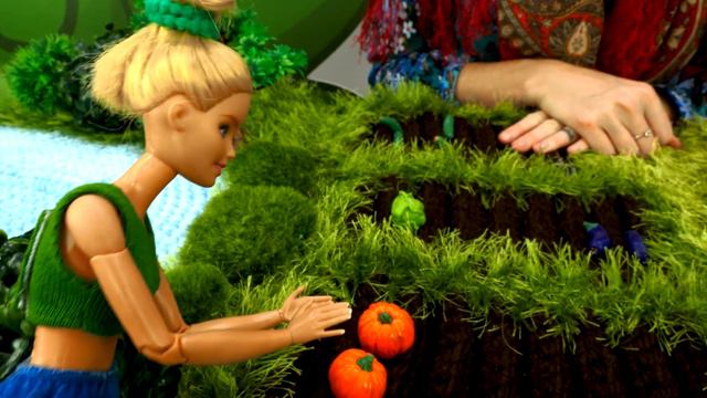 Видео про игры в куклы Барби. Баба Маня и Барби в деревне. Кукла Барби познакомилась с Трактористом