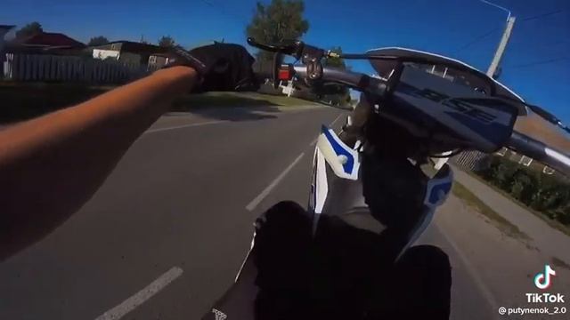 мотоциклы эндуро покатушка на заднем колесе смотреть онлайн