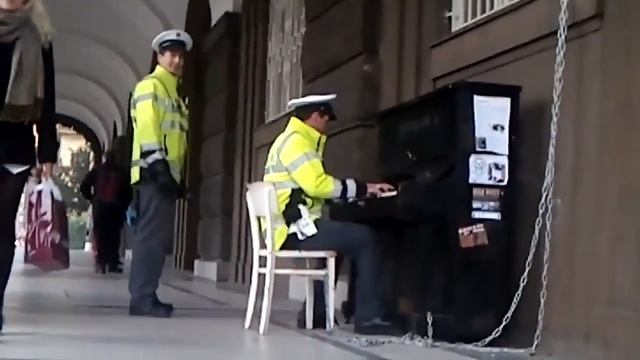 Чешская полиция играет на уличном пианино в Праге смотреть онлайн