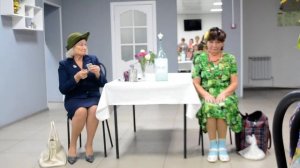 Две женщины ехали в поезде.