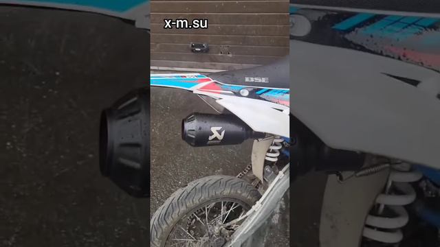 Сток и AKRAPOVIC выхлопная система на питбайке BSE от X-MOTORS! смотреть онлайн
