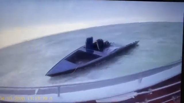 Найдена лодка потерпевшая крушение.