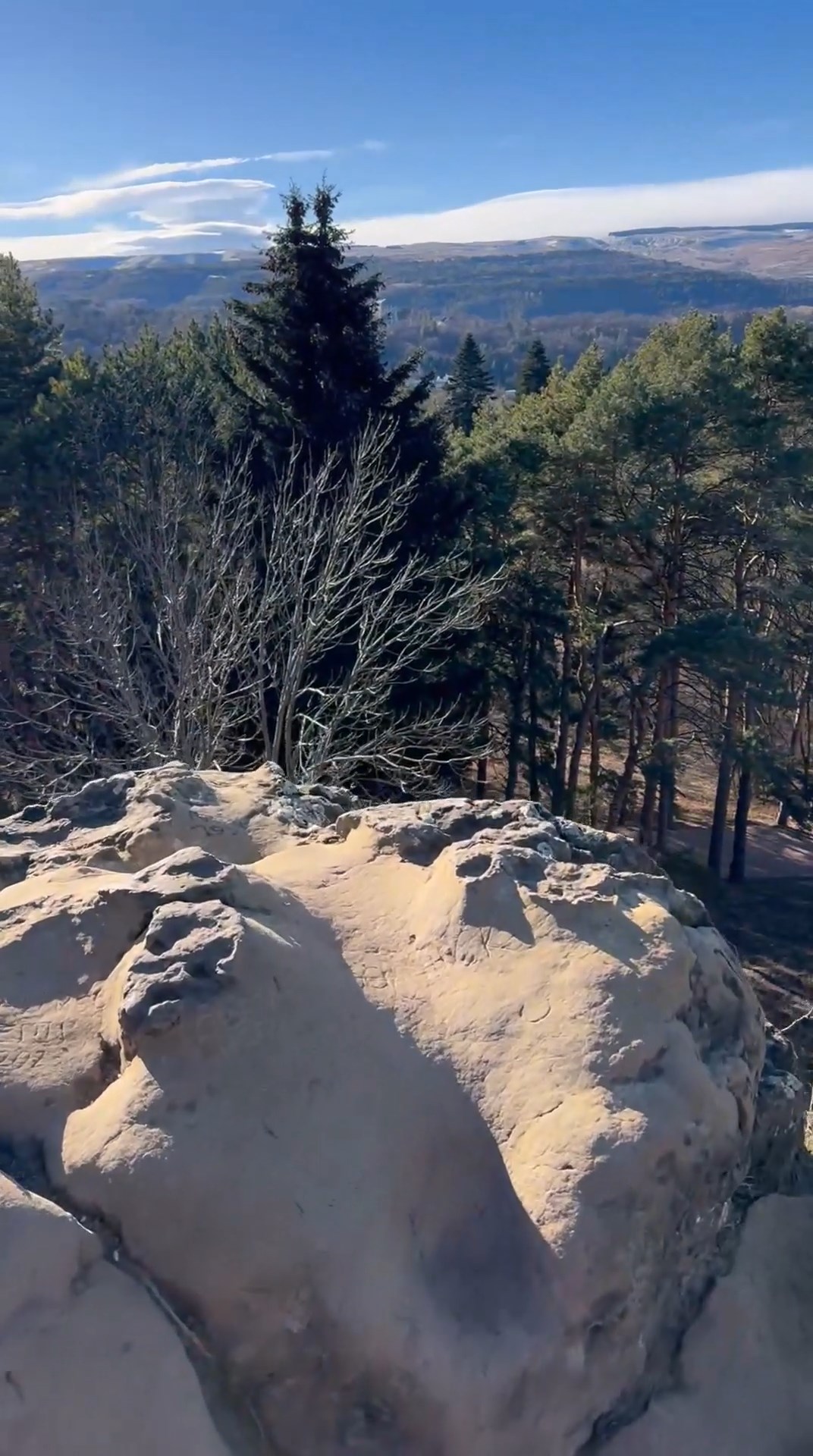 Прекрасный вид на Кисловодск с каменных скал