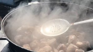 КАК ПРИГОТОВИТЬ ГУЛЯШ С ПОДЛИВОЙ ПО РЕЦЕПТУ СССР В КАЗАНЕ НА КОСТРЕ