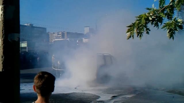 Горит машина г.Волжский 09.06.12 19_00.3gp смотреть онлайн