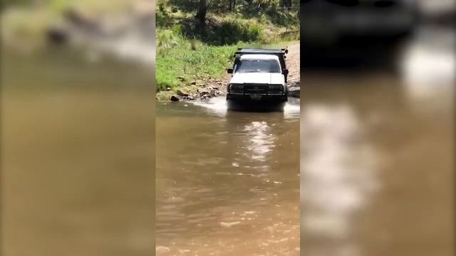 Toyota Corolla 4WD AE95 Sprinter Carib vs 80 Series Ute Off Road Water Crossing смотреть онлайн