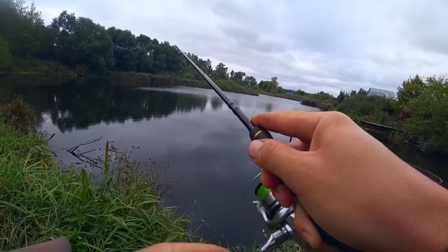 У ТРУБЫ КЛЮНУЛ САМЫЙ КРУПНЫЙ! Рыбалка на УЛ-спиннинг! Ловля щуки и окуня на микроджиг! смотреть онлайн