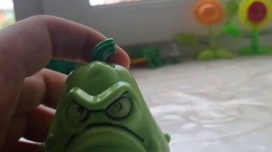 абзор на пластиеовые игрушки растения против зомби