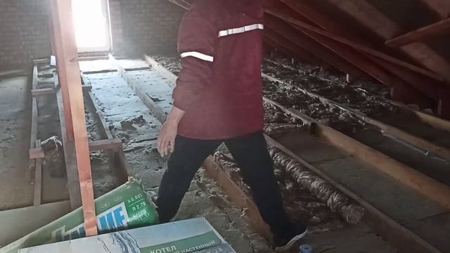 Утепляю потолок в доме с холодной крышей. А стоит его утеплять слишком хорошо?
