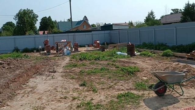 Сняли опалубку с плиты. Начинаем раскладывать кирпич.
