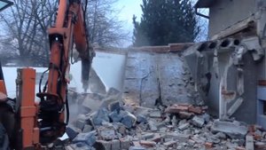 Экскаватор-погрузчик с гидромолотом Fiat Kobelco FB200.2 - демонтаж дома