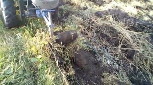 Пахота самодельным мини-трактором из мотоблока.