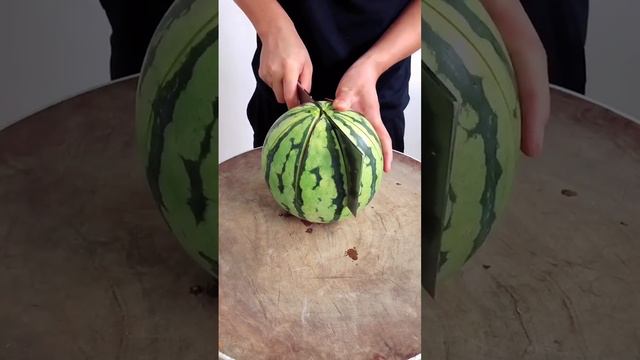 Y2meta.to-Amazing Watermelon cutting Trick . Chinese style. #shorts #chefsufiyan #chefsufiyan-(720p6