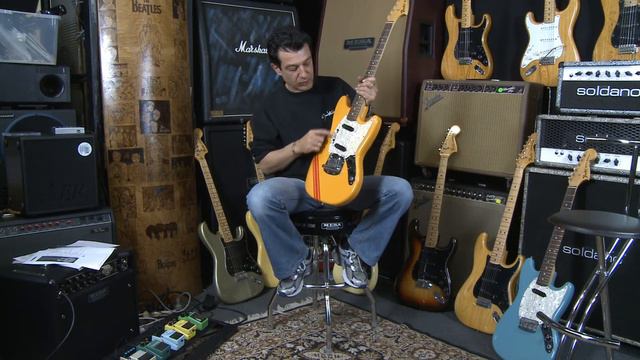 Fender Mid 70's GT Stripe Mustang смотреть онлайн