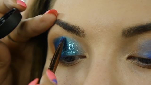 Яркие акценты в макияже смотреть онлайн