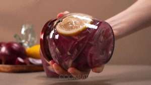Вы будете его есть без ничего! Самый вкусный маринованный лук - в банке