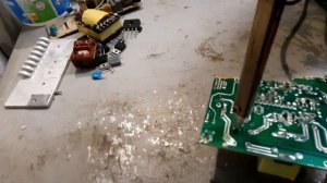 Выпаиваем детали с платы паяльником с вакуумным отсосом.