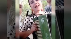 ЧЕЧЕНКА ПОЕТ НА ГАРМОШКЕ | СА ДОЬЛХУ Б1АЬРГАШ | СТАРАЯ ЧЕЧЕНСКАЯ ПЕСНЯ