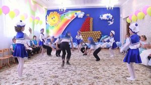 Танцуют и поют дети. Танец Озорные моряки
