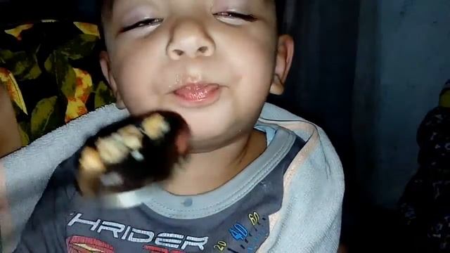 Спящий ребёнок ест смотреть онлайн