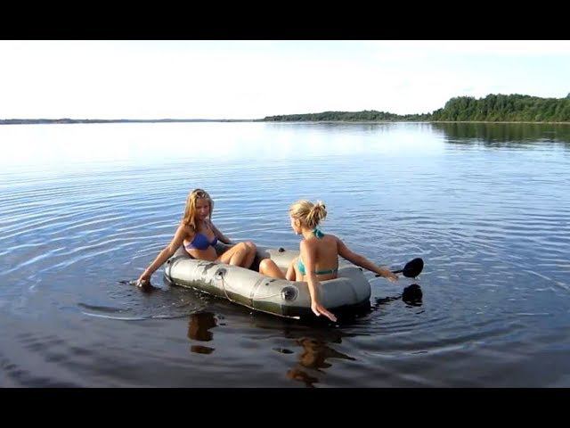 Даша и Ксюша плавают на лодке. Озеро Вселуг.2012г.