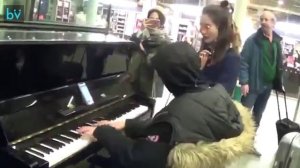 Показал как нало играть