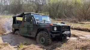 Военный Гелендваген застрял в грязи
