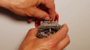 Установка розетки серии Legrand Inspiria