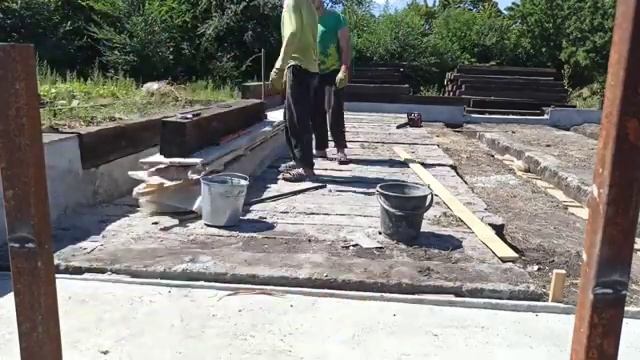 Стройка сарая. Выпуск 6. Свинарник своими руками. Стены из деревянных шпал. смотреть онлайн