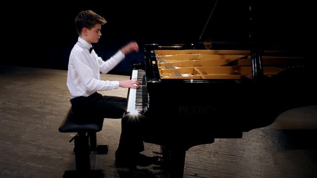 Логинов Максим, 15 лет, Ф. Лист - Большой этюд по Паганини №2, Ми бемоль мажор смотреть онлайн