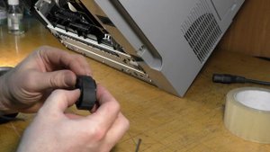 HP CLJ M476dn — чистка ролика захвата на цветниках