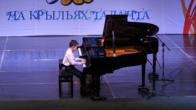 Русанов Станислав, 8 лет . И.С.Бах Менуэт-Трио смотреть онлайн