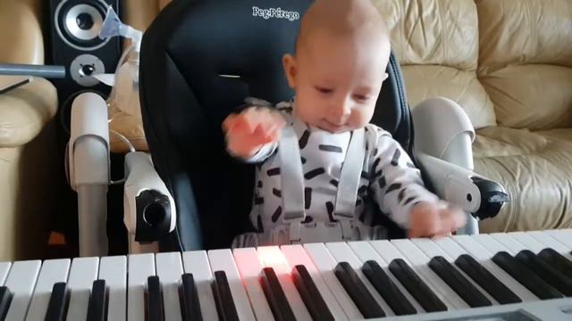 Antoś uczy się grać na Casio LK-135 смотреть онлайн