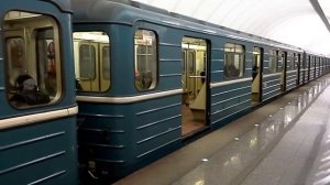 Вагон метро Москва Достоевская