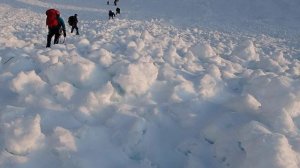 Трещины на лавинном выкате. Из книги "Белуха. Восхождение вглубь себя."