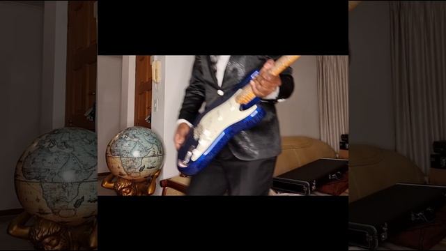 Unboxing Fender Custom Shop Metallic Blue Sparkle Limited Edition Stratocaster! #fendercustomshop смотреть онлайн