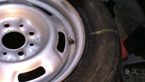 3. В какой момент нужно вкручивать золотник (1)