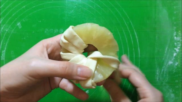 Ананасовые слойки из готового теста. Кольца ананаса в слоеном тесте.