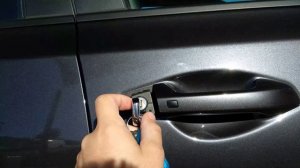 How to use manual key in kia Cerato 2019