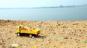 Игрушки возят цветные шарики