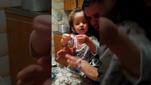 Чем бы дитя не тешилось,лишь бы не плакало)) смотреть онлайн