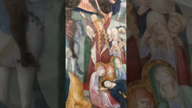Прекрасные фрески в церкви XIV века Сан Джованни Батиста в Урбино в Италии