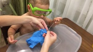 Опыт "Надуваем перчатку" с помощью соды и уксуса