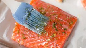 Лосось с овощами в духовке