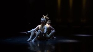 Маленькая девушка держит мужчину стоя на носочках  Hand to Hand LIFT AND CARRY