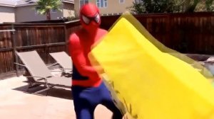 Frozen Эльзы ГРОСС FEET- Spiderman Maleficent Joker Розовый конфеты Девушка-паук! Смешные супергеро